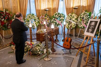 El ministro de Cultura, Miquel Iceta en la capilla ardiente del cantautor Cubano Pablo Milanés, que falleció en la madrugada del martes en la capital, instalada en la Casa de América de Madrid. 