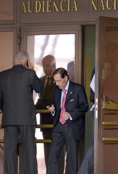 04/04/2011. El expolicía José Amedo (de espaldas) llega a la Audiencia Nacional donde se están juzgando dos atentados cometidos por los GAL hace 25 años en Francia. Amedo se cruza en la puerta de la Audiencia con el juez Félix Alfonso Guevara.