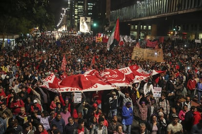 Manifestantes fazem o primeiro protesto em São Paulo contra o Governo Temer após a posse do interino, nesta quinta-feira. 