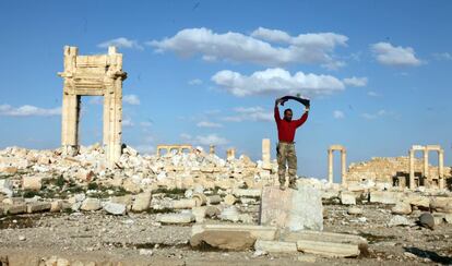 Un soldado sirio este martes junto a las ruinas de Palmira.