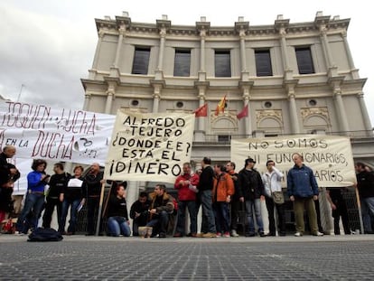 Concentración de trabajadores del Teatro Real, el pasado abril.