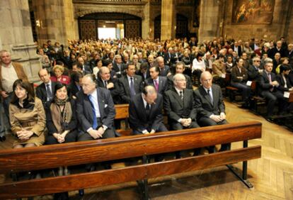 Idoia Mendia, Ana Madariaga, Iñaki Azkuna, Juan José Ibarretxe, José Antonio Ardanza y Carlos Garaikoetxea, de izquierda a derecha, presidieron en primera línea la misa que en honor del primer lehendakari se celebró en la abarrotada basílica bilbaína de Begoña.