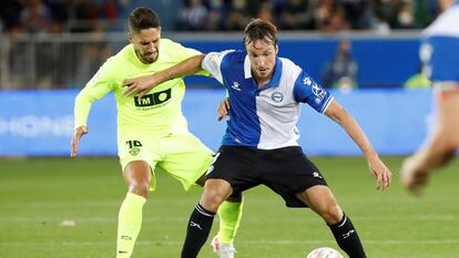 Tomás Pina protege el balón en el último duelo liguero ante el Elche.