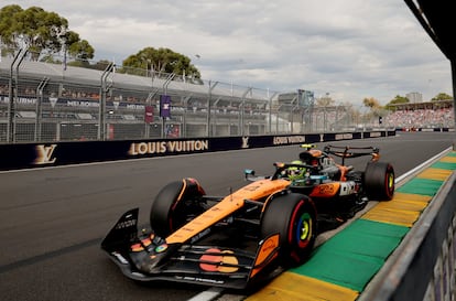 Lando Norris con su McLaren' durante la clasificación del GP de Australia 2025