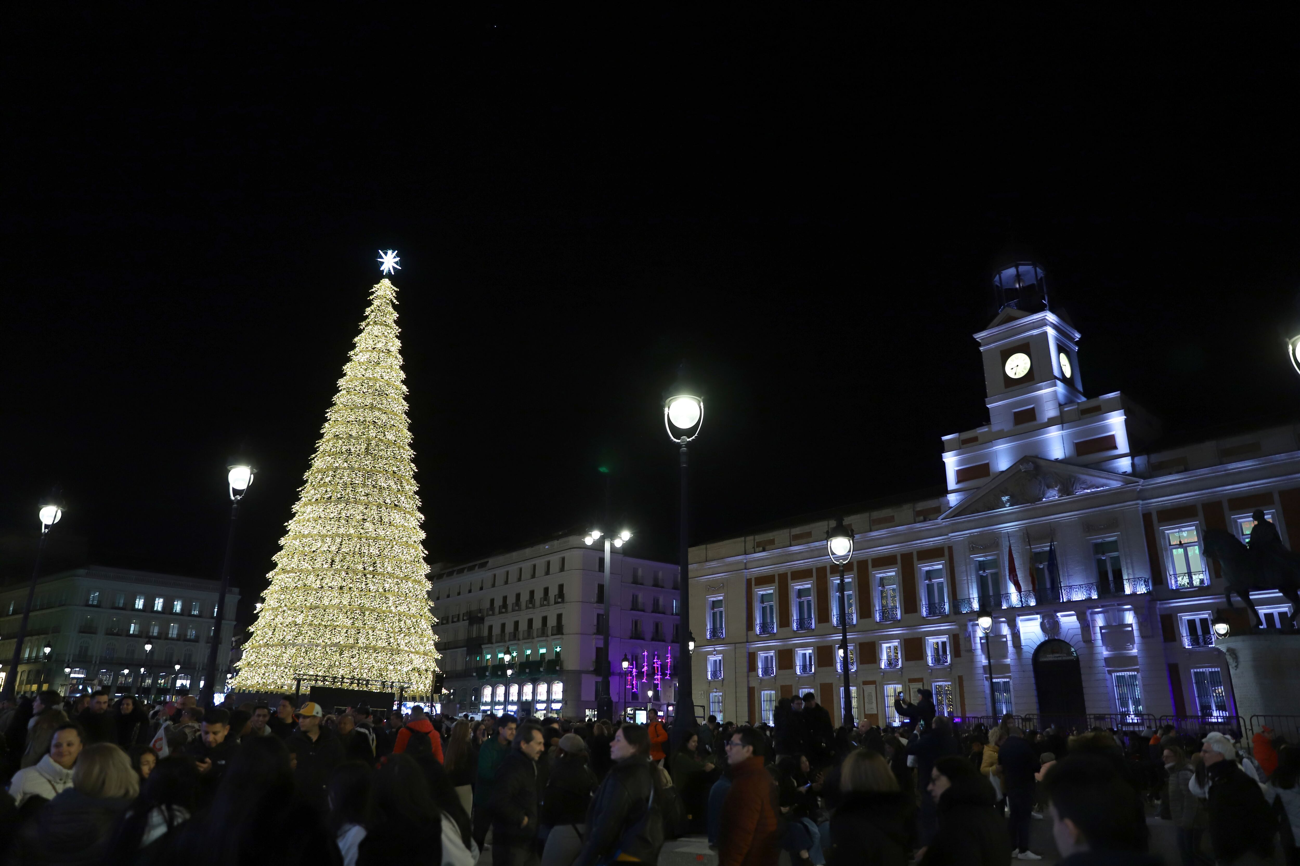 Madrid alumbra las Navidades con 12 millones de bombillas