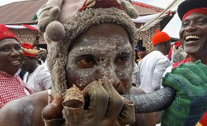 Nigerianos participan en la celebración del festival Idju Owhurie, en Warri, Nigeria. El festival guerrero de Owhurie se celebra cada dos años y data del siglo XV. 