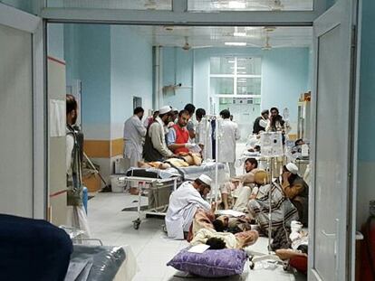 Profissionais do MSF tratam as vítimas afegãs de um ataque do Talibã no hospital de Kunduz afetado pelo bombardeio este sábado