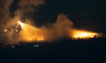 Proyectiles de artillería israelíes impactan en zonas cercanas a pueblos del sur del Líbano a lo largo de la frontera con Israel, el 1 de octubre.