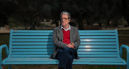 Rafael Riqueni, en un banco en la localidad sevillana de Gines, el 28 de noviembre.