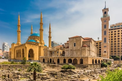 La huella de la guerra civil que desangró Líbano durante 15 años (1975-1990) aún es visible en Beirut, con edificios medio derrumbados, muros acribillados, aceras imposibles y un tráfico infernal. Quizá ese sea uno de sus atractivos, además de su agitada vida nocturna, con infinidad de locales donde probar el <i>doudou</i> (el chupito más aclamado de Beirut) y su exquisita gastronomía, en cuyas recetas se mezcla la mejor tradición de Occidente y Oriente. Y todo ello con el hipnótico Mediterráneo de fondo. <a href="https://elpais.com/internacional/2020/02/20/actualidad/1582215668_674056.html" target="_blank">Las protestas que desde el pasado octubre sacuden el país</a> exigiendo la dimisión del actual Gobierno hacen recomendable informarse en el Ministerio de Exteriores sobre la conveniencia de hacer el viaje antes de cerrar las maletas. En la imagen, la mezquita de Mohammad Al-Amin, también conocida como la mezquita azul, en el centro de Beirut.