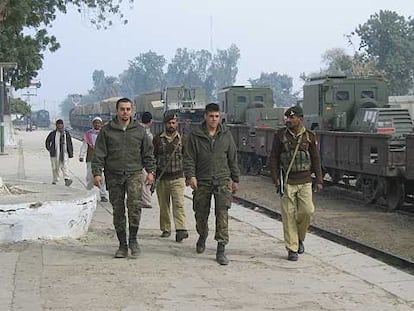 Militares paquistaníes y españoles, junto a un convoy ferroviario camino de Karachi.