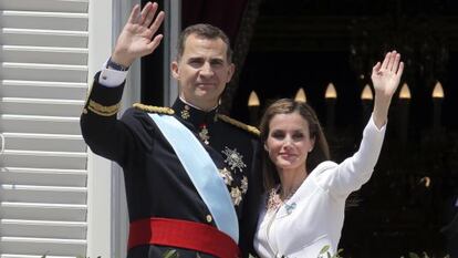 Los reyes Felipe y Letizia saludan desde el balcón del palacio Real al público congregado en los actos de proclamación del rey Felipe VI.
