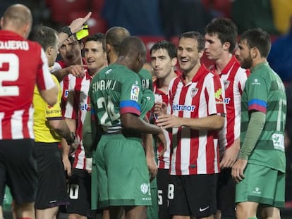 Fernández Borbalán expulsa a Aduriz en el partido Athletic-Levante.