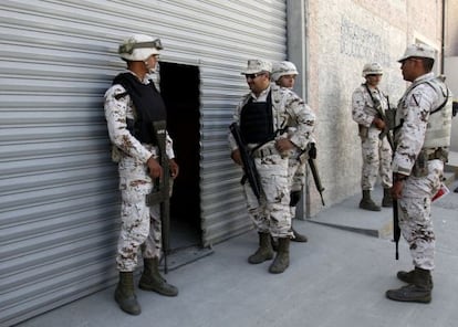 Soldados custodian la entrada de la nave donde se hallaba el inicio del túnel clandestino.