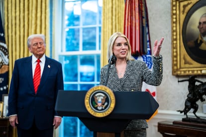 Pam Bondi tras prestar juramento como fiscal general en la Oficina Oval de la Casa Blanca, junto a Donald Trump, el 5 de febrero en Washington.