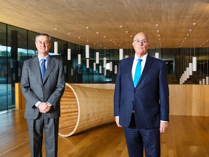 César González-Bueno, izquierda, nuevo consejero delegado, junto con el presidente del Sabadell, Josep Oliu.