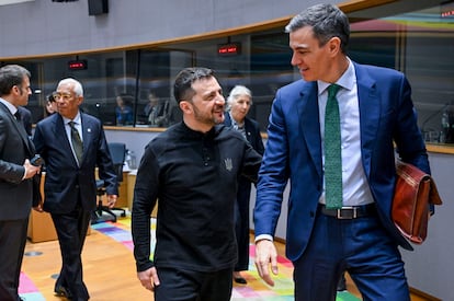 El presidente del Gobierno, Pedro Sánchez (a la izquierda), conversa con el ucranio, Volodímir Zelenski, el 6 de marzo. Al fondo, António Costa, presidente del Consejo Europeo, conversa con el presidente francés, Emmanuel Macron (a la izquierda).