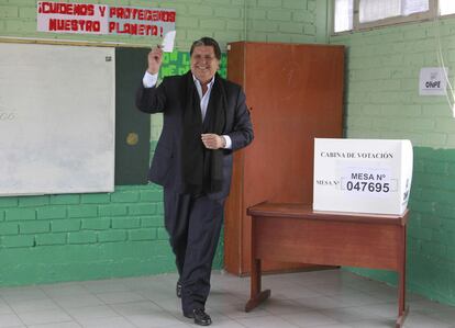 El presidente Alan Garcia ha ejercido su derecho al voto en una escuela de Lima. El dos veces mandatario no descarta lanzarse a un tercer mandato en 2016