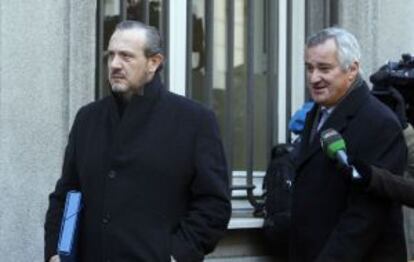 Jorge Dorribo (izquierda), acompa&ntilde;ado por su abogado, Ignacio Pel&aacute;ez, en las proximidades del Supremo el pasado febrero.