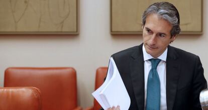 El ministro de Fomento Íñigo de la Serna comparece en la Comisión de Fomento del Congreso de los Diputados para informar sobre el Documento de Regulación Aeroportuaria (DORA), que fija las tasas que pagan las compañías al gestor de aeropuertos Aena por el uso de las infraestructuras.