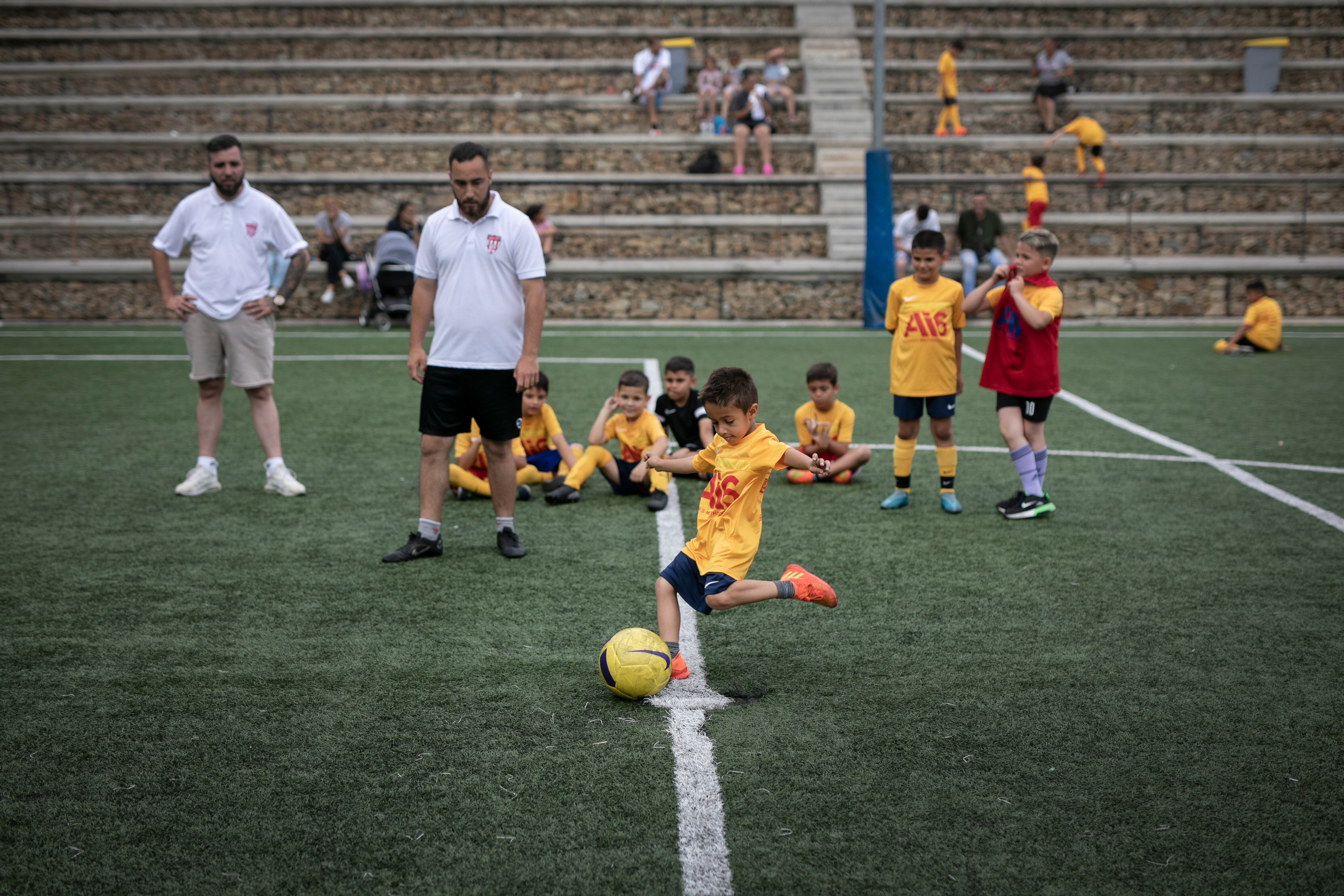 En la imagen uno de los niños del CF Tramontana chuta un balón durante el entrenamiento. 