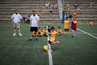 En la imagen uno de los niños del CF Tramontana chuta un balón durante el entrenamiento. 