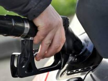 Un hombre repostando combustible en una gasolinera. EFE/Archivo