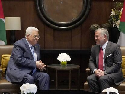 El presidente palestino, Mahmud Abbas, y el rey Abdalá II de Jordania, el miércoles en Amán.