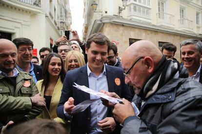 Albert Rivera compra loter&iacute;a durante su paseo por C&aacute;diz. 