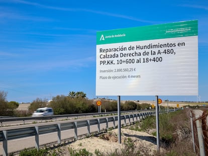 Cartel de la Junta de Andalucía que anuncia la realización de obras de reparación adjudicadas a la empresa Barveal S. L.