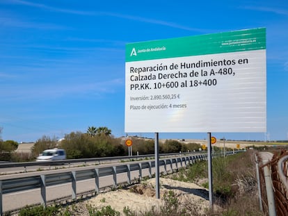 Cartel de la Junta de Andalucía que anuncia la realización de obras de reparación adjudicadas a la empresa Barveal S. L.