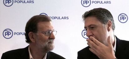 El presidente del Gobierno en funciones y líder del PP, Marinao Rajoy, junto a Xavier García Albiol (d), al inicio de la junta directiva de los populares catalanes.