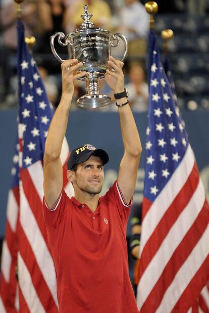 Djokovic alza el trofeo conquistado ante Nadal, al que ya ha batido en seis finales en 2011.