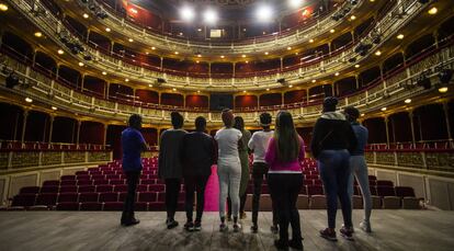 Mujeres víctimas de trata, en una visita guiada al Teatro María Guerrero de Madrid.