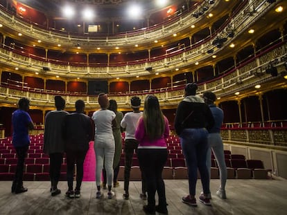 Mujeres víctimas de trata, en una visita guiada al Teatro María Guerrero de Madrid.