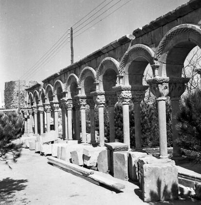 Imagen del Archivo Municipal de Palamós que ilustra el montaje del claustro en Mas del Vent.