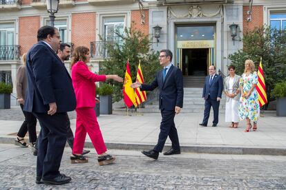 El ministro de la Presidencia, Félix Bolaños, y la consejera de Presidencia de la Generalitat, Laura Vilagrà, se saludan, junto a miembros de ambos gobiernos, el 27 de julio en el complejo de La Moncloa al inicio de la reunión de la mesa de diálogo sobre Cataluña.