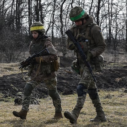 ZAPORIZHZHIA (Ukraine), 10/03/2025.- A handout photo made available by the press service of the 65th Mechanised Brigade of the Ukrainian Armed Forces shows servicemen of the 65th Mechanised Brigade attending training at a military shooting range in the Zaporizhzhia region, Ukraine, 10 March 2025 amid the Russian invasion. (Rusia, Ucrania) EFE/EPA/Press service of the 65th Mechanized Brigade HANDOUT HANDOUT EDITORIAL USE ONLY/NO SALES
