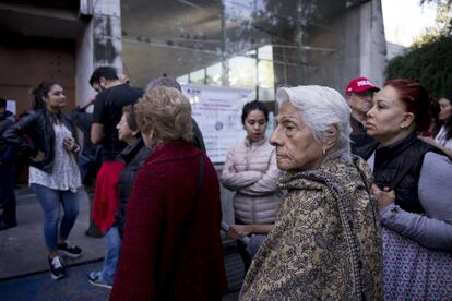 Más de 600 personas hacen fila desde primera hora en la Biblioteca Vasconcelos.