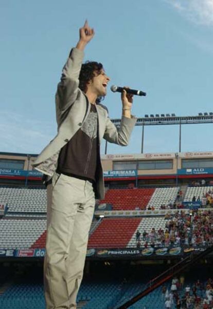 La cantante canaria de El Sueño de Morfeo, Raquel Rosario, durante su actuación en <i>Los Nº 1 de 40 en Concierto</i> de la emisora 40 Principales. En un gesto de complicidad, el público la ha saludado al grito de "Alonso, Alonso", ya que es la novia del corredor de Fórmula Uno Fermando Alonso.