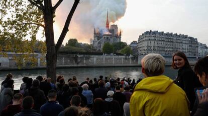 El humo consume Notre Dame el 15 de abril ante la mirada de parisinos y turistas. 