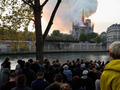 El humo consume Notre Dame el 15 de abril ante la mirada de parisinos y turistas. 