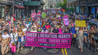 Personas recorren las calles de Manhattan durante la marcha del orgullo LGBT, el 25 de junio de 2023.