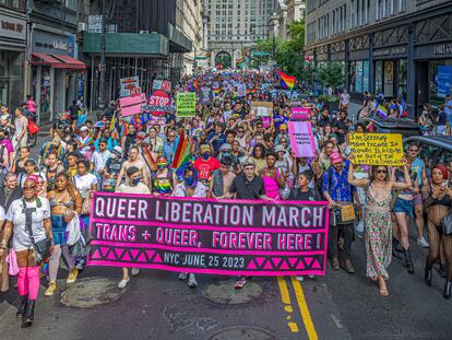 Personas recorren las calles de Manhattan durante la marcha del orgullo LGBT, el 25 de junio de 2023.