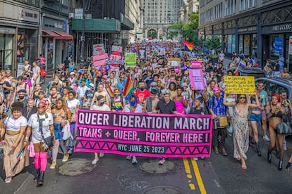 Personas recorren las calles de Manhattan durante la marcha del orgullo LGBT, el 25 de junio de 2023.