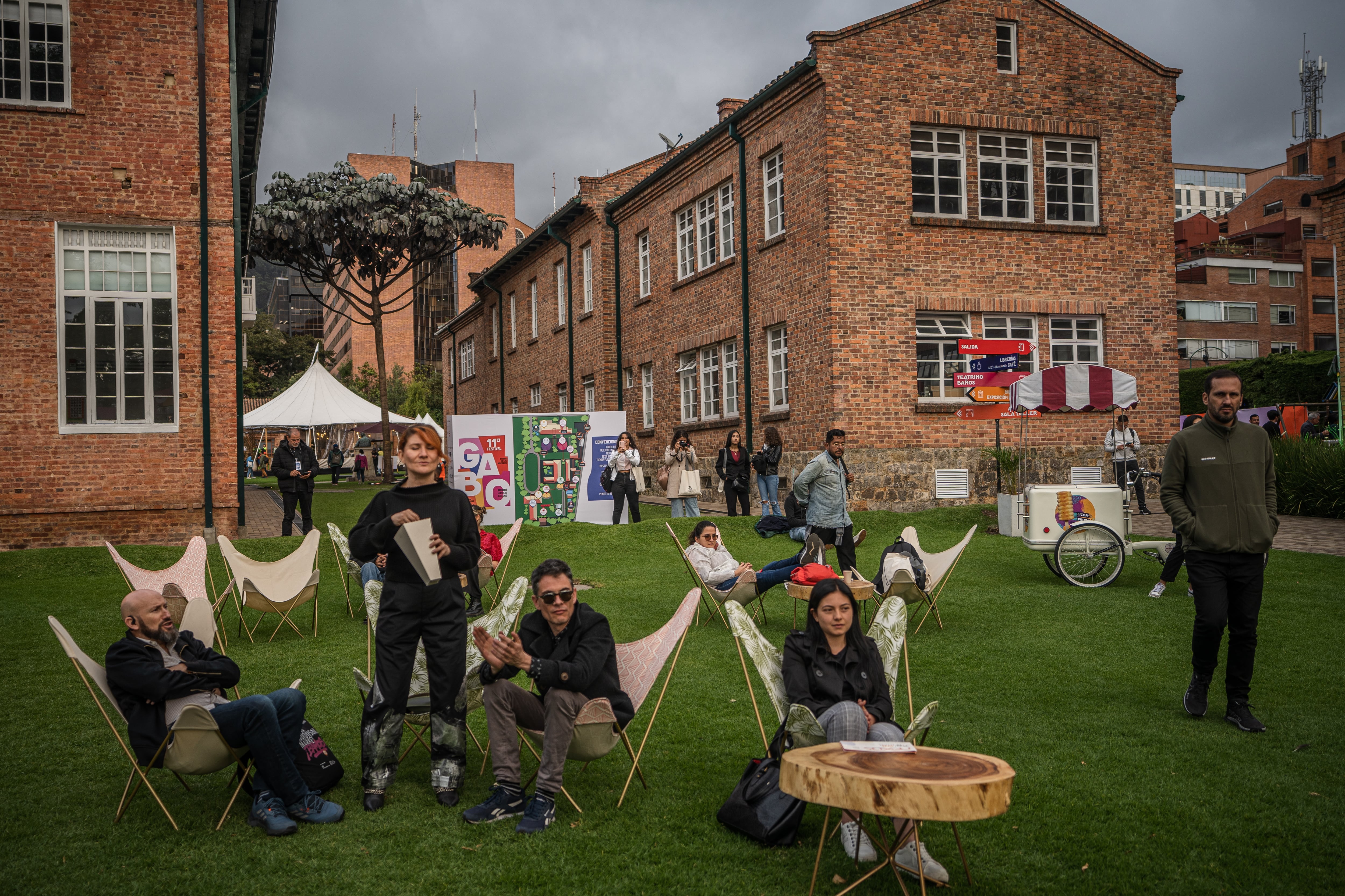Varias personas participan de uno de los eventos del Festival Gabo 2023.