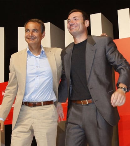 Zapatero y Gómez, en el congreso del PSM de 2008, donde este fue reelegido secretario general.