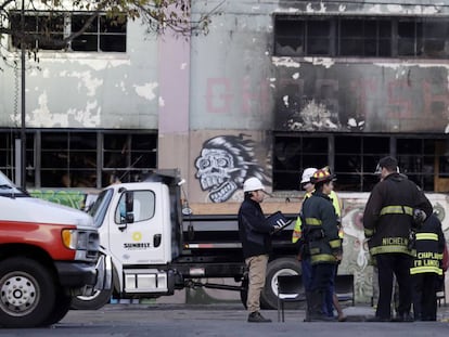 Los bomberos realizan labores de rescate el lunes, en la fábrica