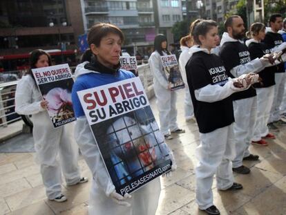 Militantes de Igualdad Animal protestan en 2009 ante el Corte Ingl&eacute;s de Valencia con visones gaseados y despellejados en granjas espa&ntilde;olas. 