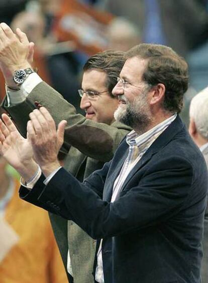 Mariano Rajoy y Alberto Núñez Feijóo, ayer en un mítin en Santiago de Compostela.